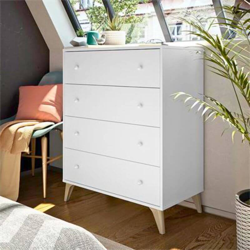Cómoda 4 Cajones Sweet blanca de estilo escandinavo junto a ventana en dormitorio luminoso en Canarias