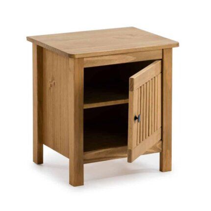 Mesita Bruna de madera natural con puerta abierta y balda interior