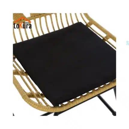 silla de ratán con cojín