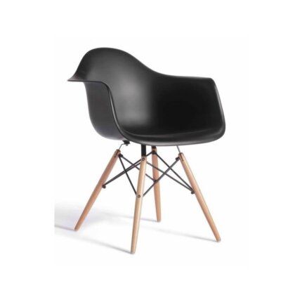 Butaca barata Tower en negro con patas de madera y refuerzos metálicos para mayor estabilidad.