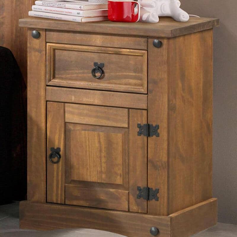 Detalle frontal de la mesita de noche rústica Nebraska con madera maciza y herrajes negros estilo forja