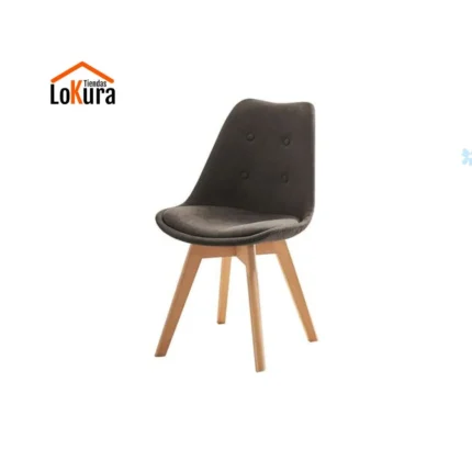 silla de comedor tapizada en visón oscuro, con respaldo decorado y patas de madera robusta