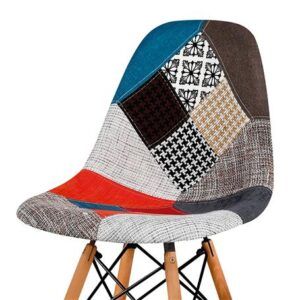 Primer plano del cojín tapizado y patas de madera de haya de la silla estilo nórdico multicolor