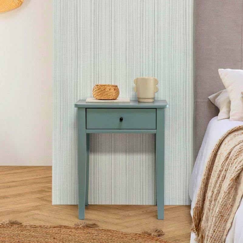 Mesita de noche de madera sencilla Bart en dormitorio decorado, color verde petróleo