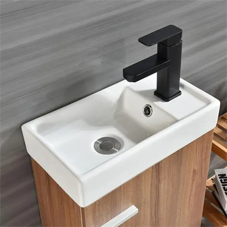 Interior del mueble para baño de madera con lavabo Buganville con puerta abierta