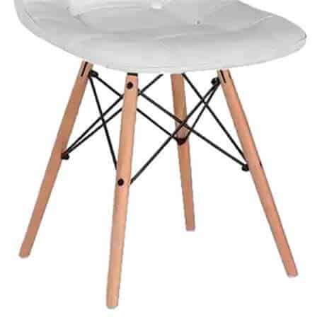 Detalle de las patas del Set 4 Sillas Comedor, fabricadas en madera de haya con refuerzos metálicos