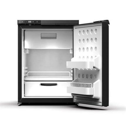 Interior de nevera eléctrica Airmec 36 L con congelador, balda, cajón y compartimentos en la puerta
