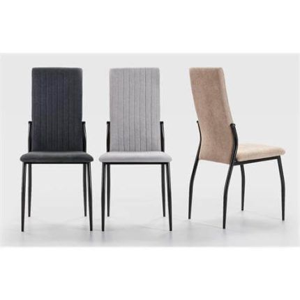 Sillas acolchada para comedor con respaldo alto y patas metálicas negras, ideal para ambientes modernos