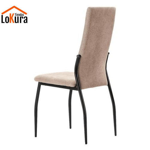 Sillas acolchadas beige claro con respaldo alto y patas negras de diseño estilizado