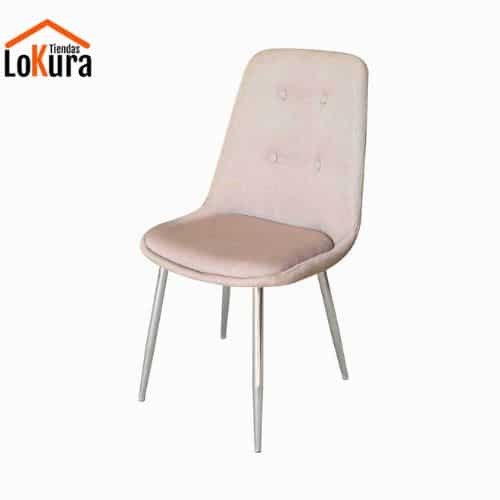 Silla de tela Paros en color beige, con respaldo ergonómico y patas metálicas cromadas, ideal para comedores modernos