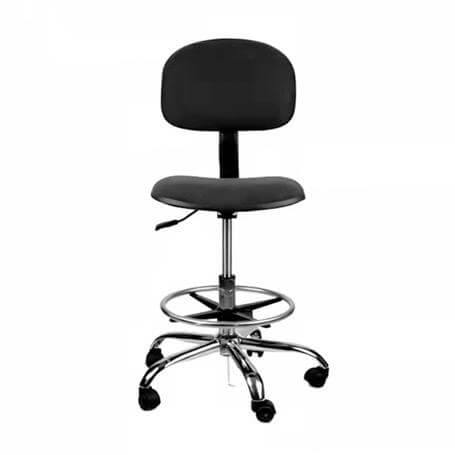 Silla escritorio con reposapiés, estructura metálica cromada y asiento acolchonado negro