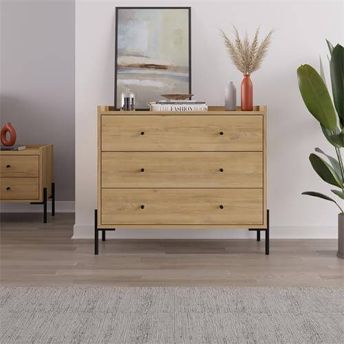 Cajonera moderna madera Mayra en salón decorado, con acabado roble y estilo nórdico