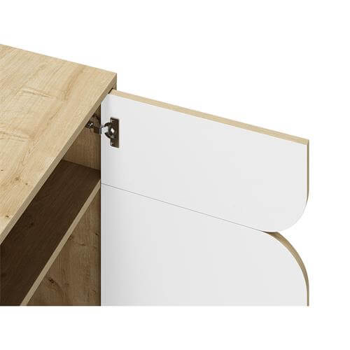Detalle de bisagra metálica resistente – puerta con diseño curvado sin tiradores
