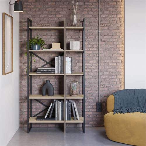 Estantería madera y metal negra Ara decorando salón con estilo industrial