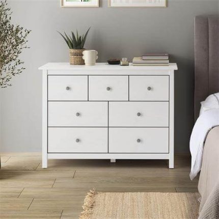 cómoda cajonera de pino Berna blanca de 7 cajones en dormitorio moderno