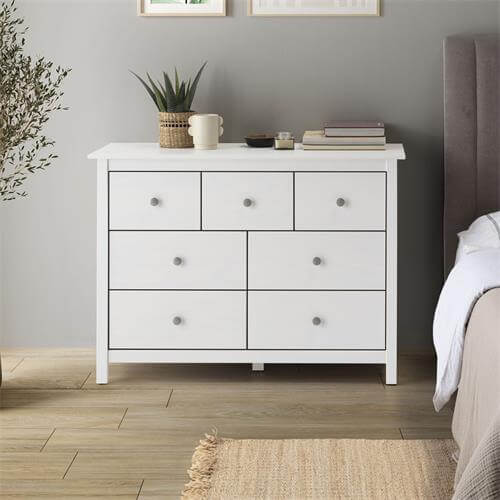 cómoda cajonera de pino Berna blanca de 7 cajones en dormitorio moderno