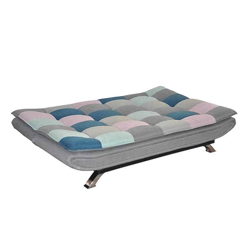 Sofá cama patchwork de tres plazas abierto en posición de cama, diseño multicolor ideal para espacios contemporáneos.