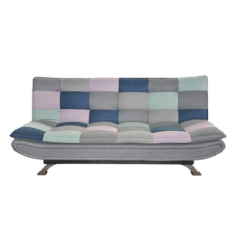 Sofá patchwork de tres plazas en posición de asiento, con diseño multicolor moderno y elegante para salas pequeñas.
