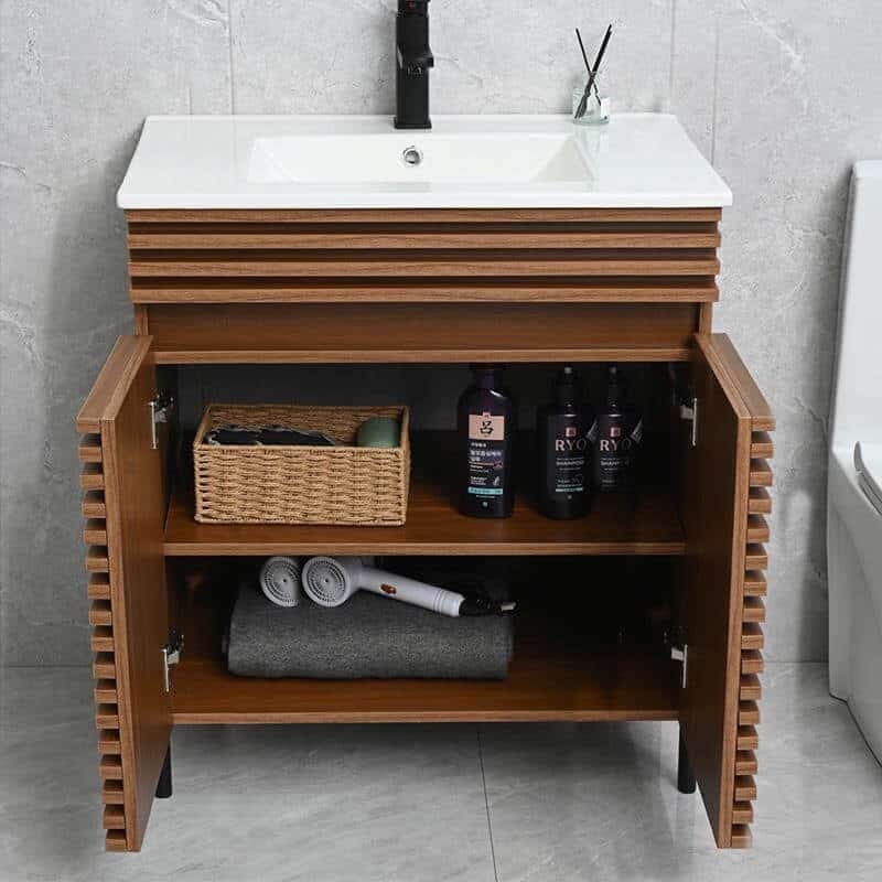 Mueble baño nogal de 80x46x85 cm, mostrando su espacio de almacenamiento con las puertas abiertas, instalado en un cuarto de baño elegante