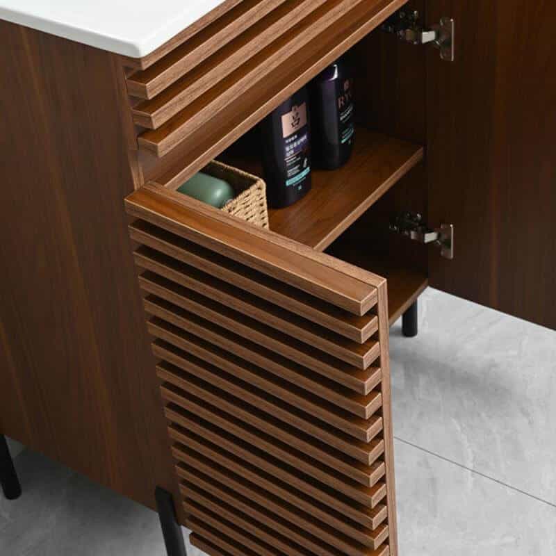 Mueble de baño nogal modelo Violeta de 80x46x85 cm, mostrando su espacio de almacenamiento con las puertas abiertas