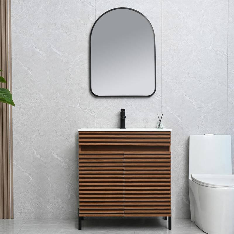 Mueble de baño nogal modelo Violeta de 80 cm de ancho, con 2 puertas y lavabo cerámico, decorando un baño minimalista.