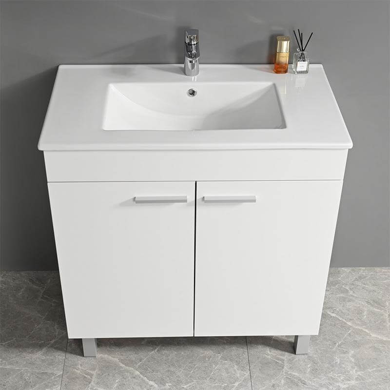 Mueble de baño 2 puertas en acabado blanco, incluye lavabo cerámico y ofrece solución de almacenamiento para baños pequeños.