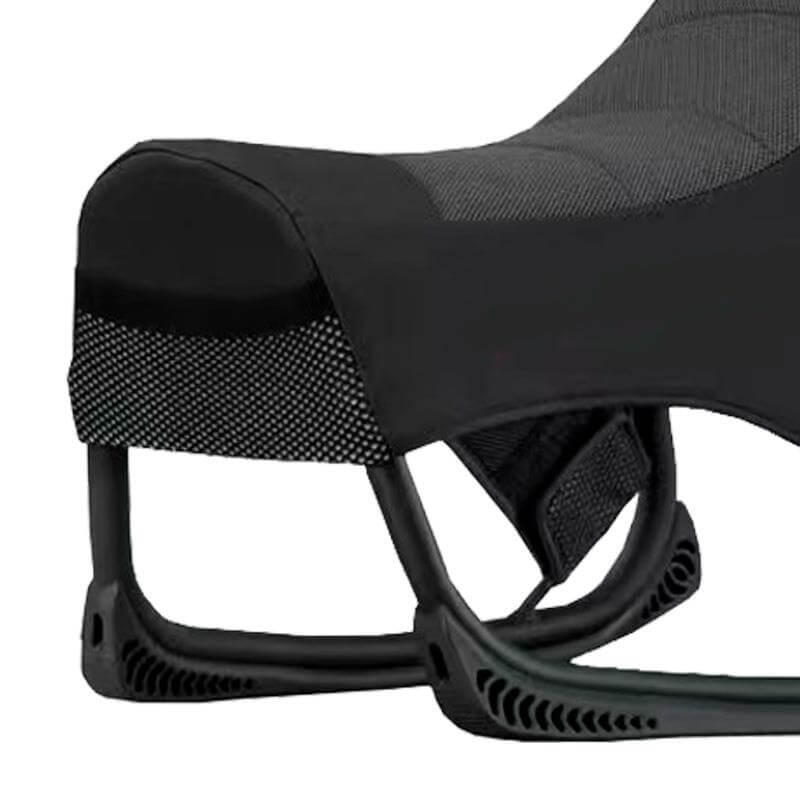 Vista lateral de la Silla Playseat mostrando pies de goma y base PP.