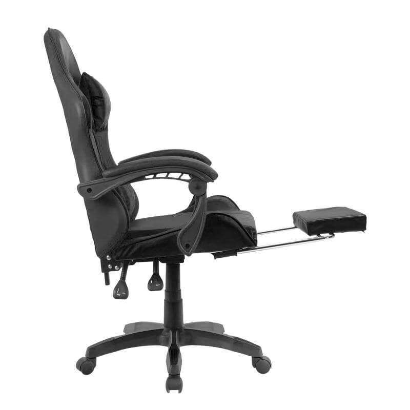Perfil lateral de la silla gaming en color negro, con reposabrazos ajustables y reposapiés retráctiles para mayor comodidad