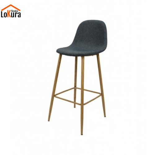 Banqueta alta tapizada en gris, respaldo acolchado y patas metálicas color madera, ideal para comedores modernos
