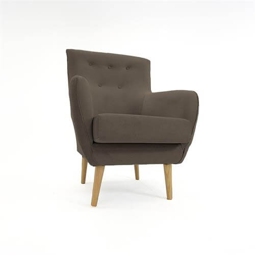Butaca capitoné color tierra para salón, diseño clásico y acolchado confortable