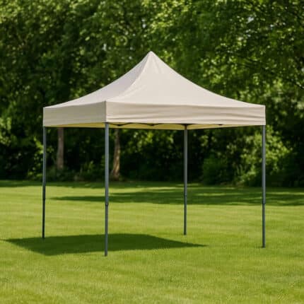 Carpa plegable 3x3 de aluminio beige montada en jardín, ideal para exteriores en Canarias