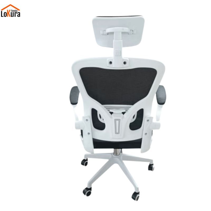 Vista trasera de silla de escritorio con respaldo alto en malla resistente, diseño moderno y robusto para uso en Canarias