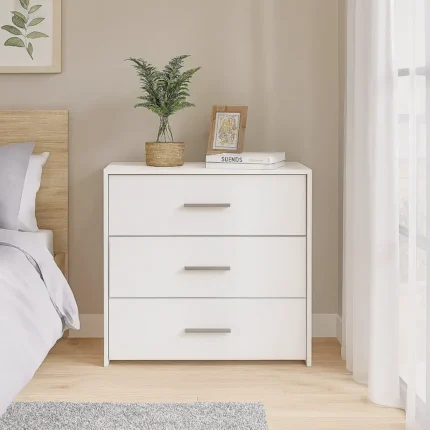 Cómoda barata con cajones en dormitorio moderno e iluminado, ideal para organización funcional.