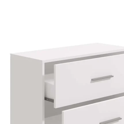 Detalle de cómoda barata con cajones Garona en blanco, con cajón abierto y tirador gris moderno.
