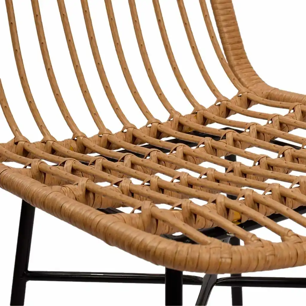 Detalle asiento de silla imitación ratán tejido sintético duradero