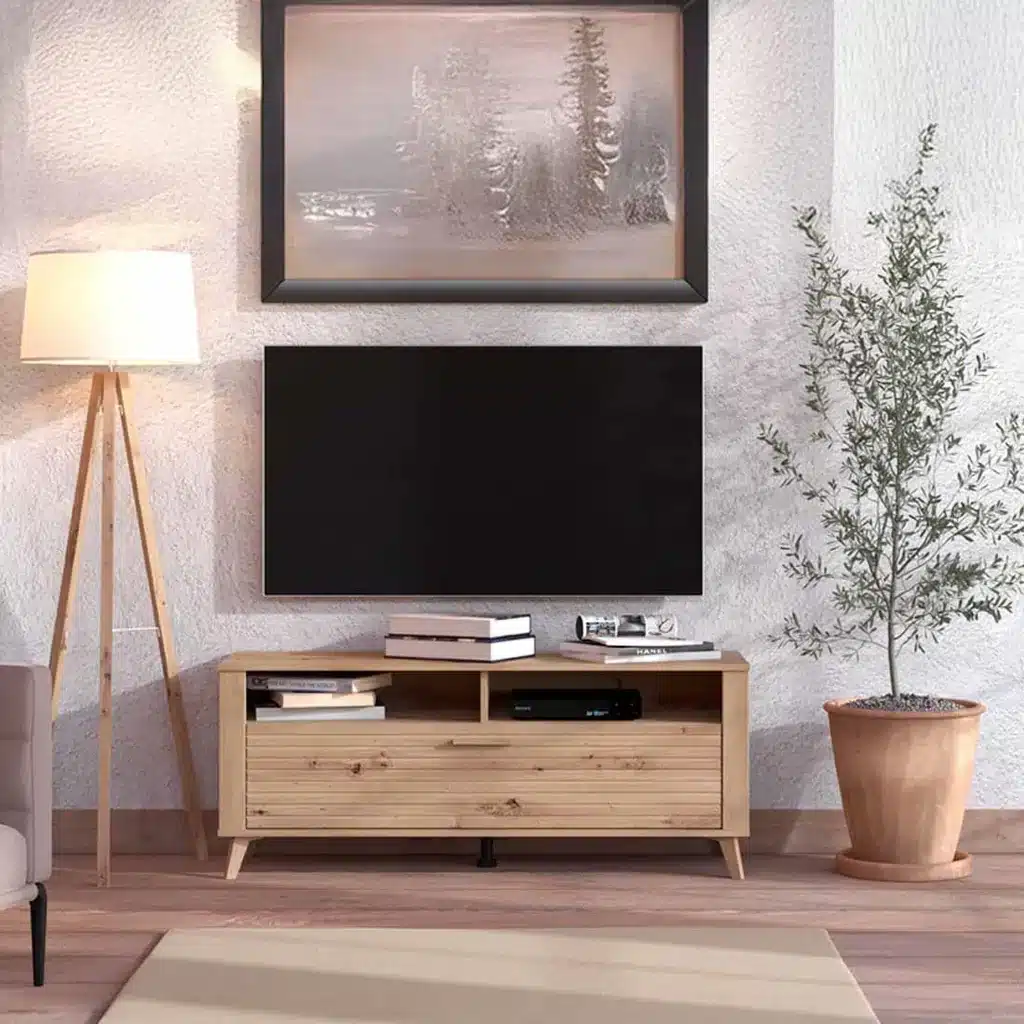 Mueble TV color madera natural Redon en salón moderno, armoniza con decoración cálida y estilo canario