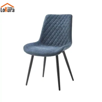 Silla de comedor tapizadas en tela Blair con respaldo ergonómico y patas metálicas negras, disponible en varios colores.