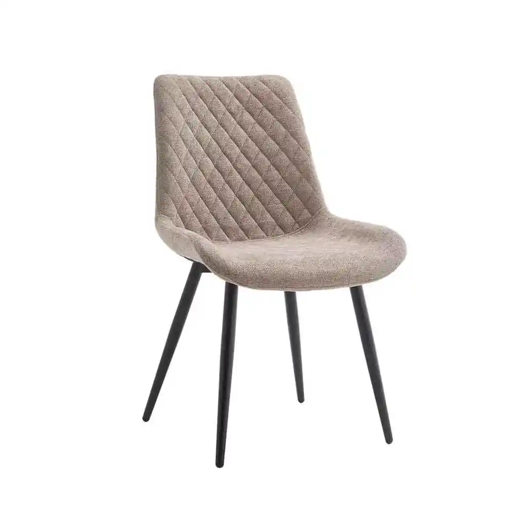 Silla de comedor tapizada en tela beige tostado con respaldo ergonómico y patas metálicas negras.