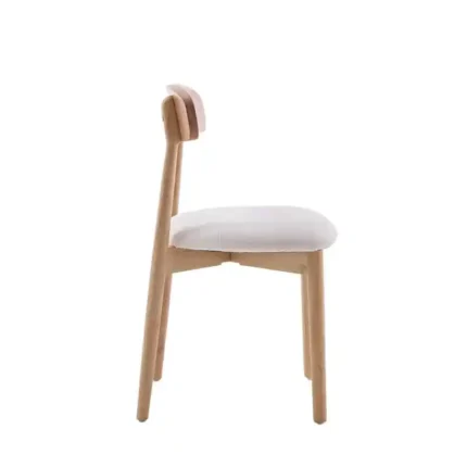 Silla de madera y tela Carles color crudo vista lateral – diseño moderno para comedor en Canarias