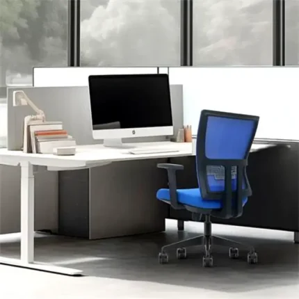 Silla de oficina Serie 250 Nodofix azul en escritorio moderno para oficina y teletrabajo