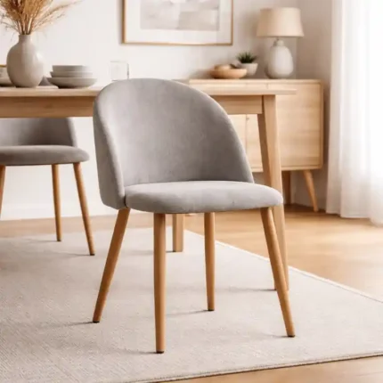 silla comedor tela antimanchas Ross gris claro en ambiente de comedor moderno y luminoso