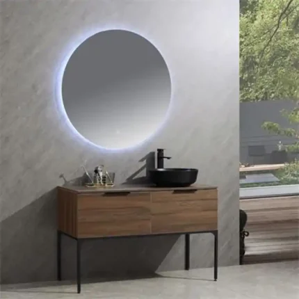 Conjunto de baño industrial wengué con espejo LED redondo y lavabo de sobreponer en ambiente