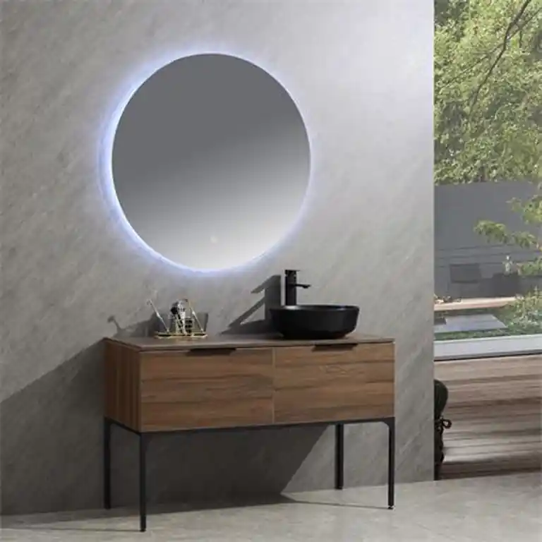 Conjunto de baño industrial wengué con espejo LED redondo y lavabo de sobreponer en ambiente