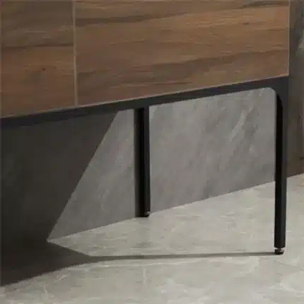 Detalle de patas metálicas negras en mueble de baño industrial wengué Serie Caléndula