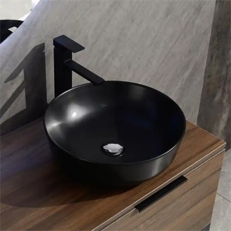 Lavabo redondo de sobreponer negro en conjunto de baño industrial wengué Serie Caléndula