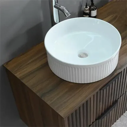 Lavabo tipo bol sobre encimera en mueble de baño suspendido nogal 80 cm