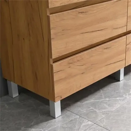 Detalle de patas metálicas y frentes en roble nodi del mueble de baño con patas Norah Benotti