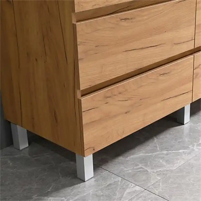 Detalle de patas metálicas y frentes en roble nodi del mueble de baño con patas Norah Benotti
