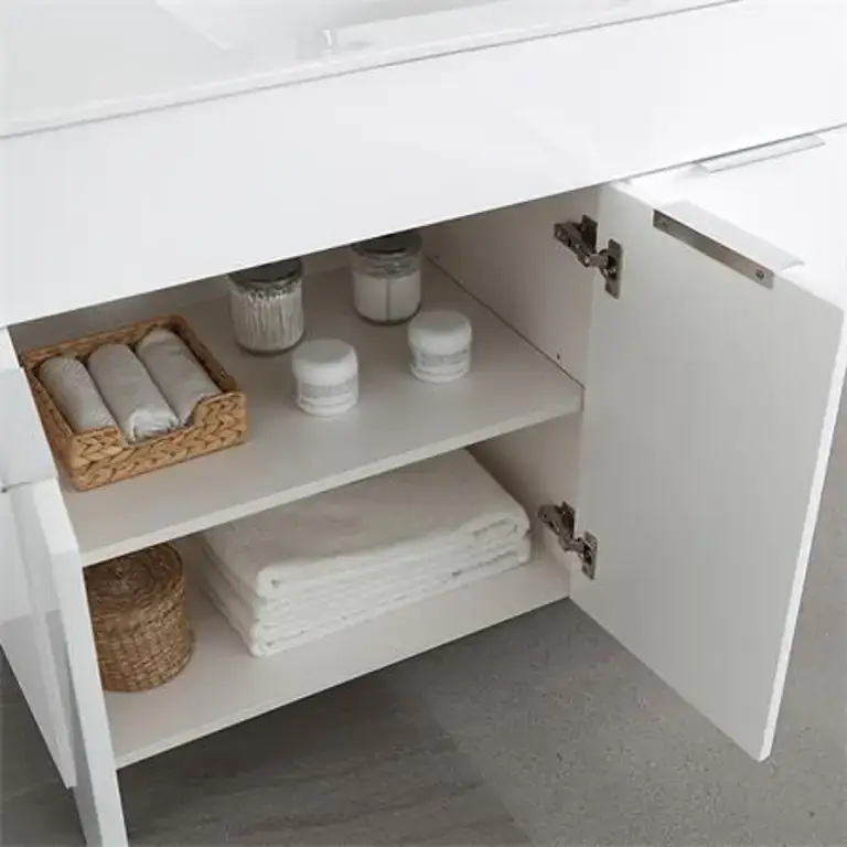 Detalle del interior del mueble de baño con patas blanco 100 cm con balda y gran capacidad