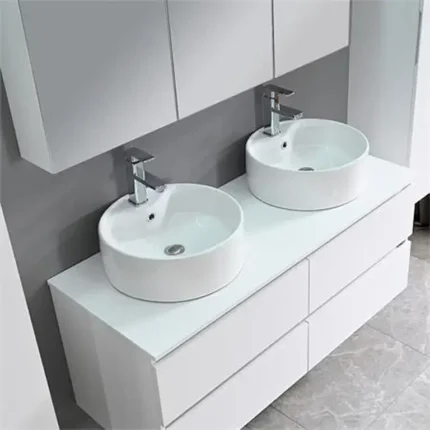 Lavabos cerámicos sobre encimera en mueble de baño suspendido de 120 cm